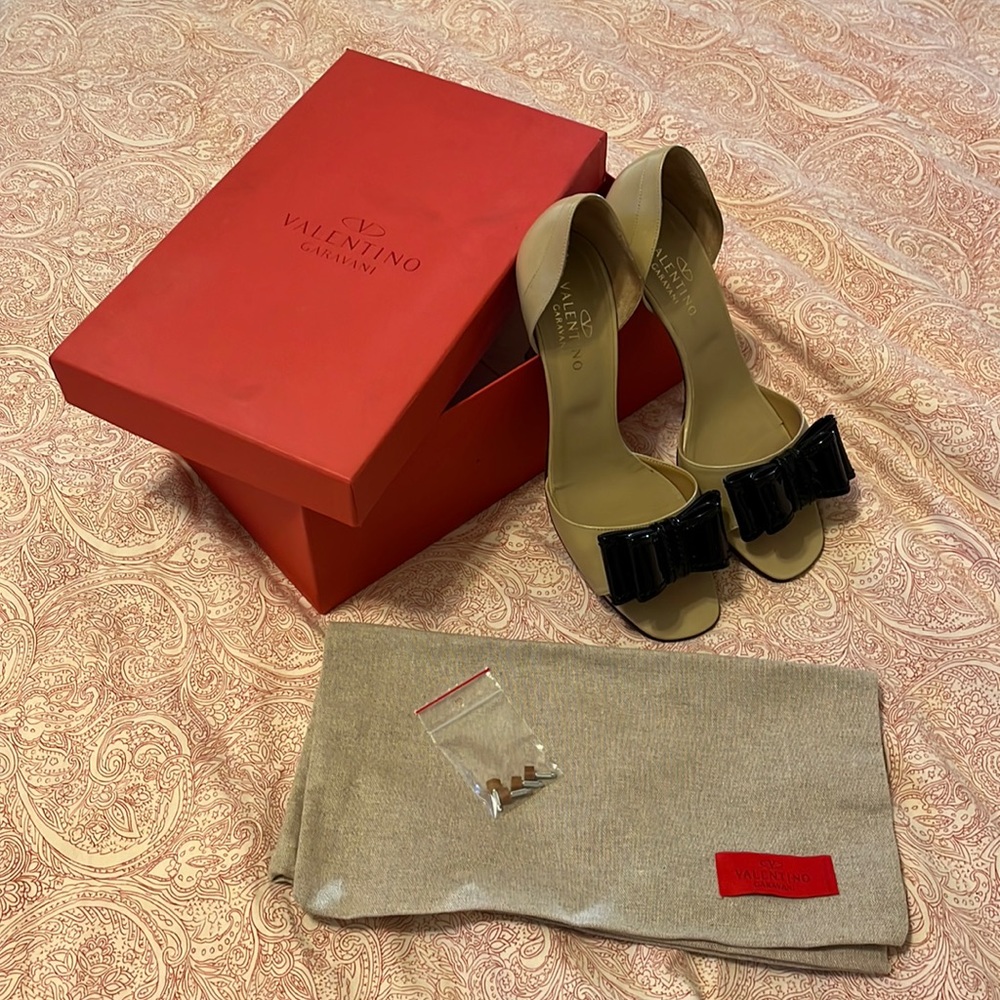 Valentino Garavani bkack patent leather bow & beige open toe shoes